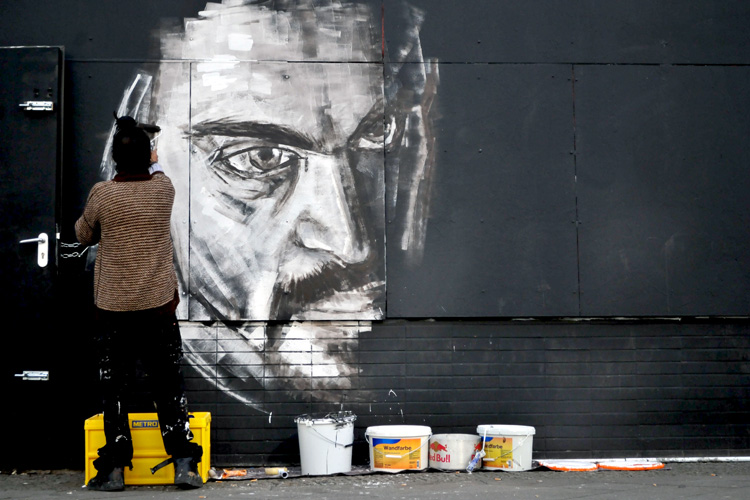 Alaniz is painting different portrait from people living in the neighbor of wedding in Berlin. He has painted the facade of Stattbad Wedding,