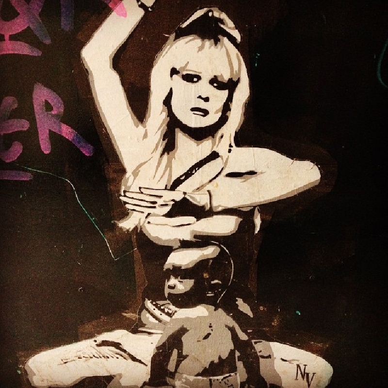 Negative Vibes stencil ©Berlin Street Art